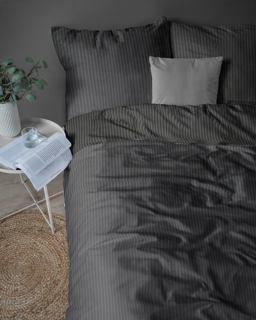 Zdjęcie przedstawiające Stylowa pościel adamaszkowa czarna – gładka, luksusowa, elegancka