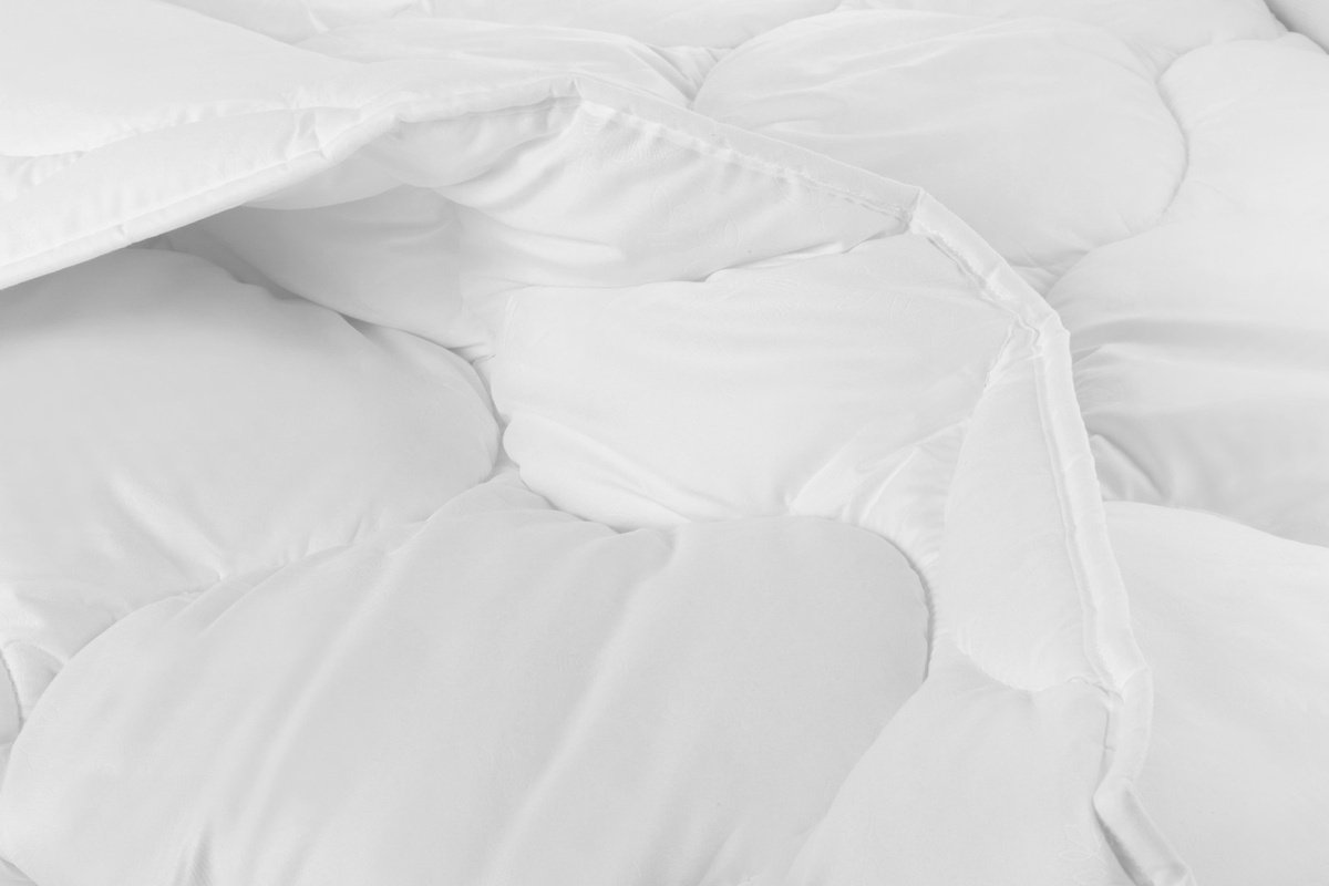 Zdjęcie przedstawiające Antyalergiczna kołdra 220x200 cm, odpowiednia dla alergików.