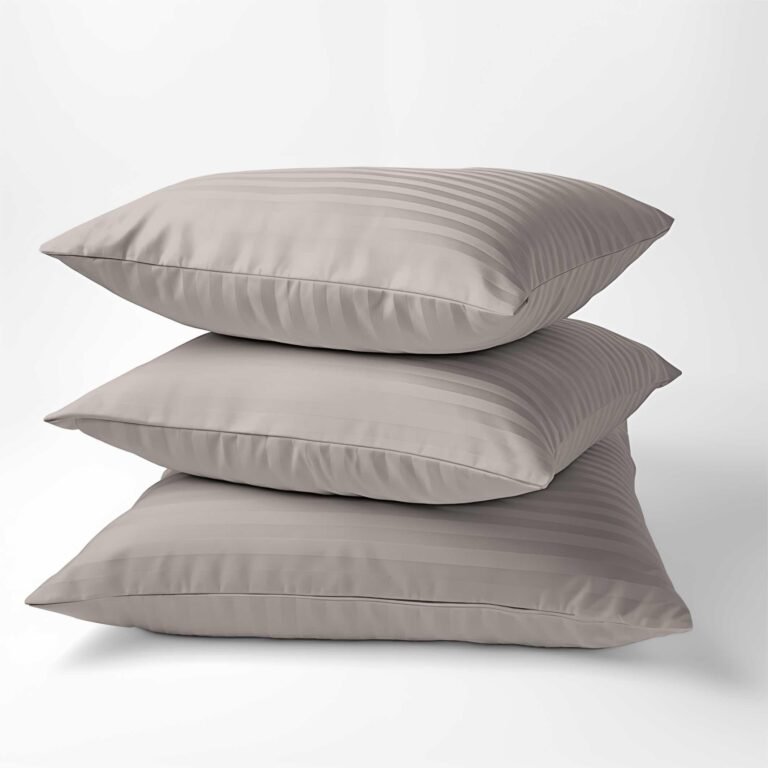 Zdjęcie przedstawiające Beżowe poszewki z adamaszku bawełnianego, o satynowym połysku i eleganckim wzorze w pasy.