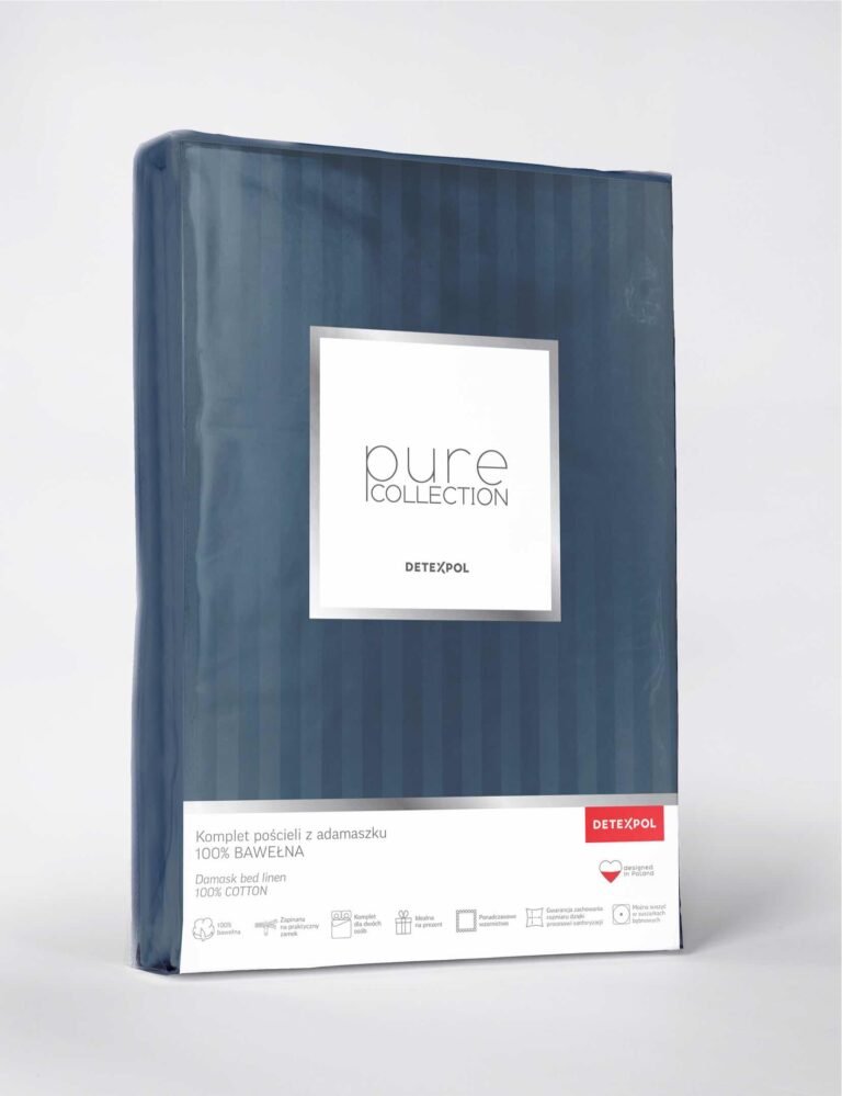 Zdjęcie przedstawiające opakowanie kompletu pościeli w kolorze ciemnoniebieskim z luksusowej makosatyny bawełnianej o delikatnym pasiastym wzorze, z kolekcji Pure Collection marki Detexpol.