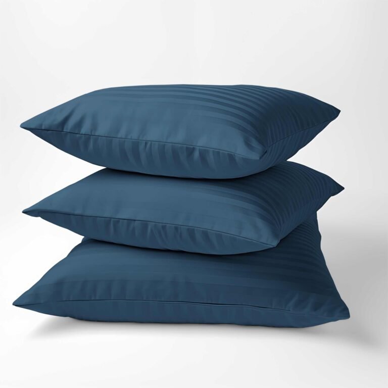 Zdjęcie przedstawiające Komplet pościeli w kolorze denim wykonany z luksusowej makosatyny bawełnianej o subtelnym połysku i eleganckim prążkowanym wzorze