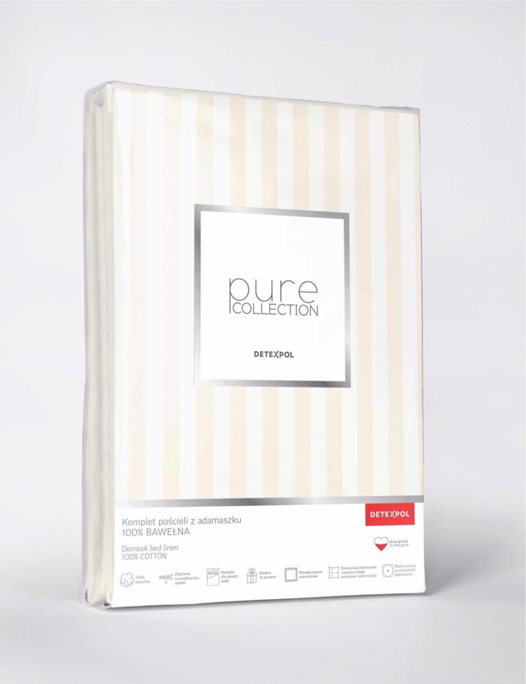 Zdjęcie przedstawiające Opakowanie kompletu pościeli w kolorze ecru z adamaszku bawełnianego, z widocznym logo „Pure Collection” marki DetePol na etykiecie.