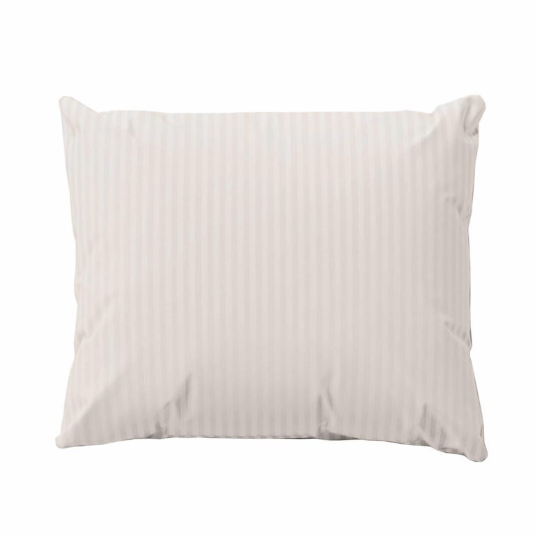 Zdjęcie przedstawiające Poduszka w kolorze ecru z tkaniny o subtelnym wzorze w pionowe paski, przedstawiona na białym tle.