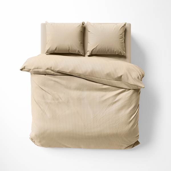 Zdjęcie przedstawiające Komplet pościeli z adamaszku w kolorze piaskowym, ułożony na łóżku — widok z góry, dwie poduszki i kołdra z delikatnym paskowym wzorem i eleganckim, satynowym połyskiem.