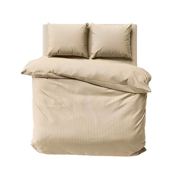 Zdjęcie przedstawiające Komplet pościeli z adamaszku w kolorze piaskowym, ułożony na łóżku — widok z przodu, dwie poduszki i kołdra o subtelnym satynowym połysku i delikatnym paskowym wzorze.