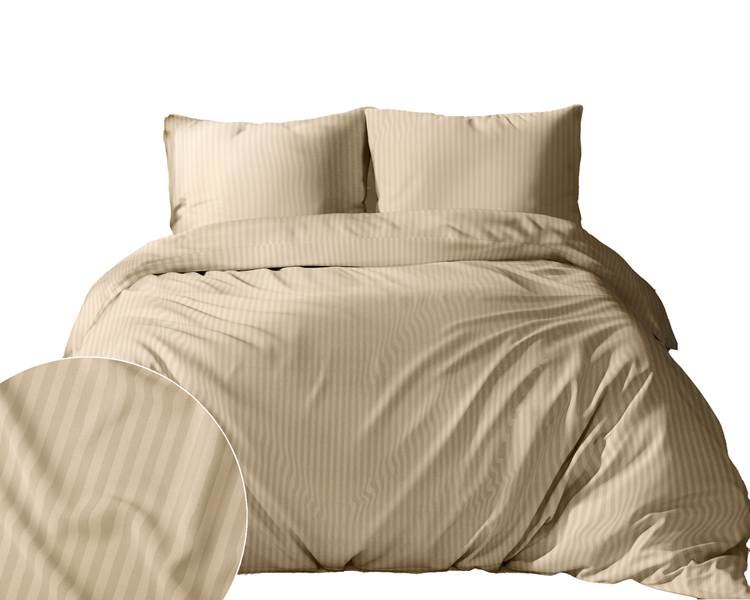 Zdjęcie przedstawiające Komplet pościeli z adamaszku w kolorze piaskowym z delikatnym paskiem, prezentowany na białym tle z powiększeniem struktury tkaniny w rogu zdjęcia.