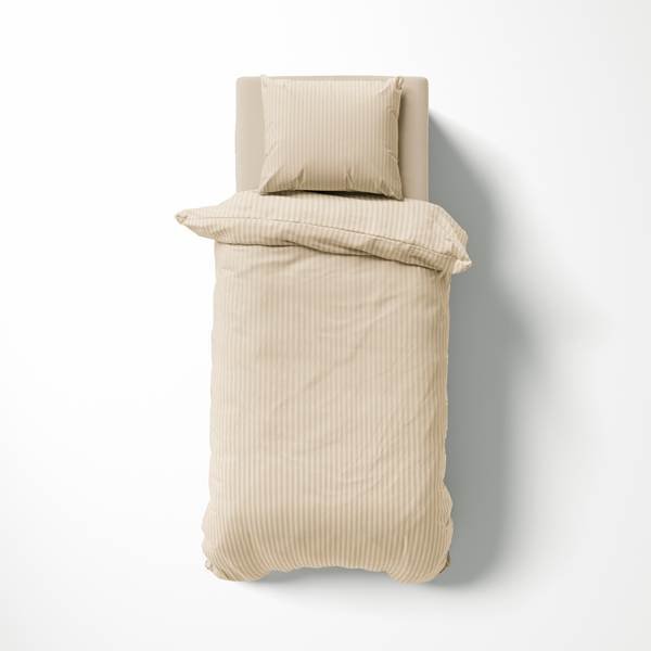 Zdjęcie przedstawiające Komplet pościeli w kolorze piaskowym z tkaniny adamaszkowej w pionowe paski, składający się z poszwy i poduszki, zaprezentowany na białym tle.