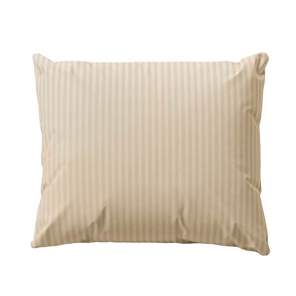 Zdjęcie przedstawiające Beżowa poduszka z tkaniny adamaszkowej w delikatne pionowe paski, przedstawiona na białym tle – elegancki element kompletu pościeli w kolorze piaskowym.