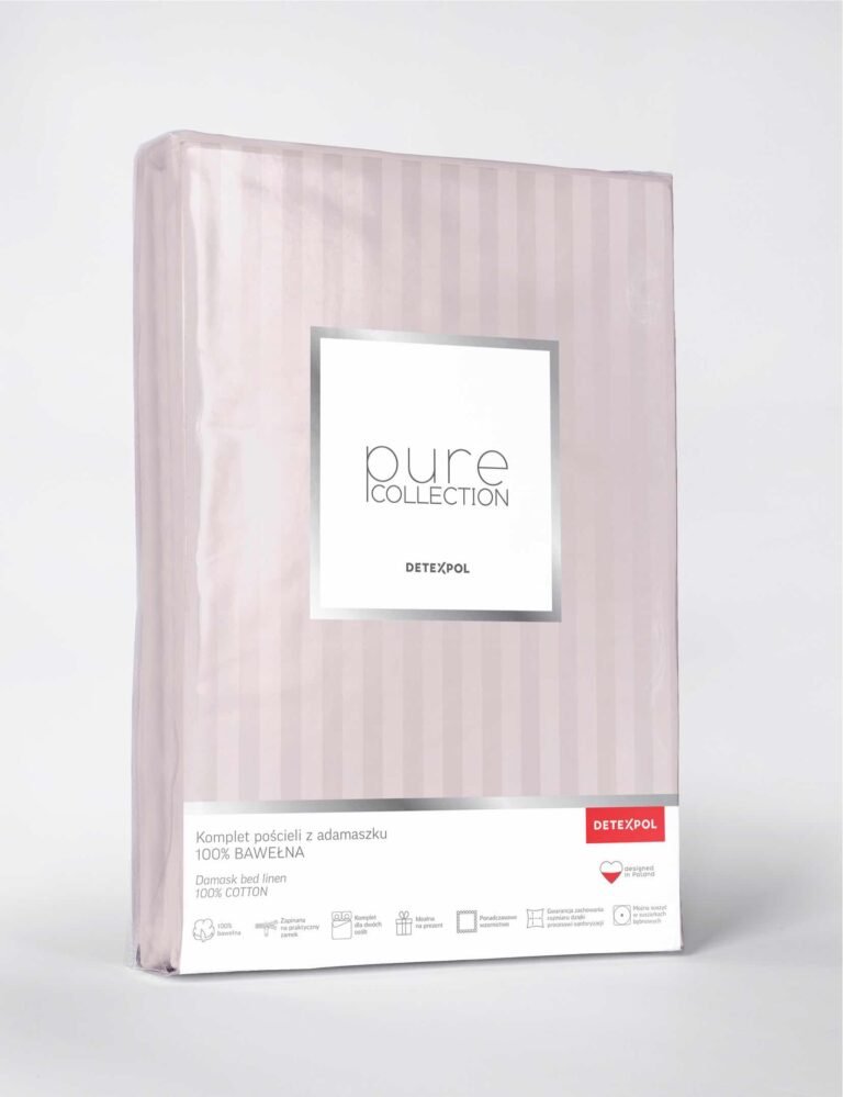 Zdjęcie przedstawiające Opakowanie kompletu pościeli z kolekcji Pure Collection w kolorze pudrowego różu. Wykonane z adamaszku z 100% bawełny, wyróżnia się eleganckim połyskiem i delikatnym wzorem w pasy. Produkt marki Detexpol, zapakowany w estetyczne pudełko idealne na prezent lub do przechowywania.